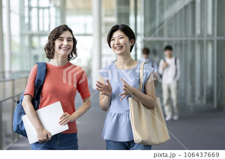 笑顔で話すふたりの女子学生 留学・グローバル教育イメージ 笑顔で話すふたりの女子学生 留学・グローバル教育イメージ 106437669