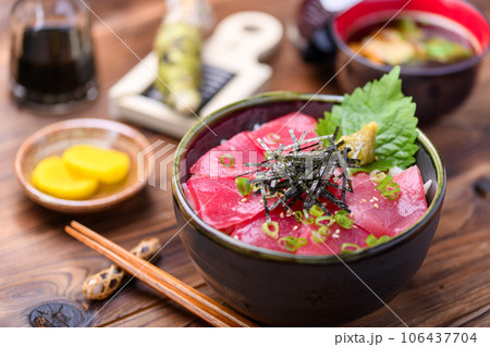 鮮度抜群の生まぐろ丼 （ マグロ丼 ）本わさびを添えて マグロ丼　鮪どんぶり 106437704