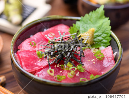 鮮度抜群の生まぐろ丼 ( マグロ丼 )本わさびを添えて マグロ丼 鮪どんぶり 鮮度抜群の生まぐろ丼 ( マグロ丼 )本わさびを添えて マグロ丼 鮪どんぶり 106437705