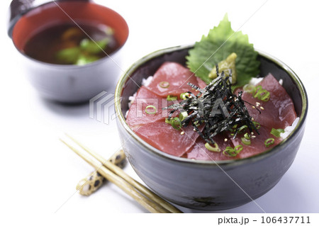 鮮度抜群の生まぐろ丼 （ マグロ丼 ）本わさびを添えて マグロ丼　鮪どんぶり 106437711