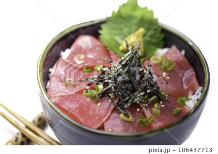 鮮度抜群の生まぐろ丼 ( マグロ丼 )本わさびを添えて マグロ丼 鮪どんぶり 鮮度抜群の生まぐろ丼 ( マグロ丼 )本わさびを添えて マグロ丼 鮪どんぶり 106437713
