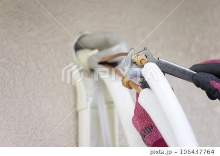 冷媒管を工具で連結する作業員男性手元 エアコン取り付け工事 冷媒管を工具で連結する作業員男性手元 エアコン取り付け工事 106437764