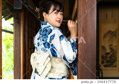 縁側でポーズをとる浴衣の女性 縁側でポーズをとる浴衣の女性 106437776