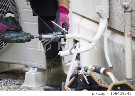 エアコン取付工事 冷媒管の配管のフレア加工をする男性手元 エアコン取付工事 冷媒管の配管のフレア加工をする男性手元 106438243