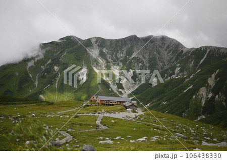 立山室堂山荘　室堂平の風景　立山　立山黒部アルペンルート　　景勝地　絶景　夏　室堂　自然 106438330