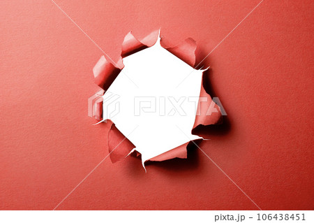 穴の空いた赤い紙の背景テクスチャー 106438451