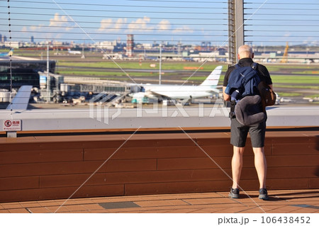 飛行機を眺める外国人旅行客 飛行機を眺める外国人旅行客 106438452