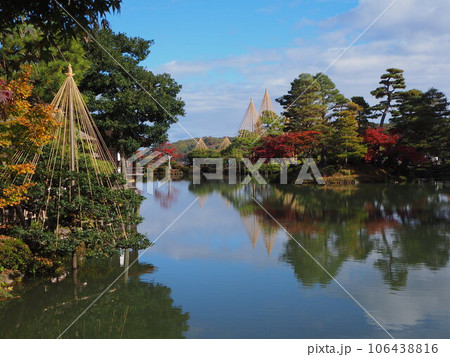 金沢 兼六園 雪吊りと紅葉の景色 金沢 兼六園 雪吊りと紅葉の景色 106438816