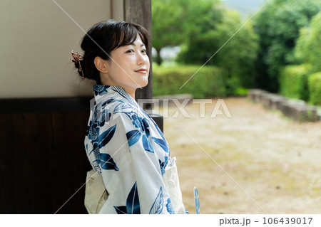 日本家屋にたたずむ浴衣の女性 日本家屋にたたずむ浴衣の女性 106439017