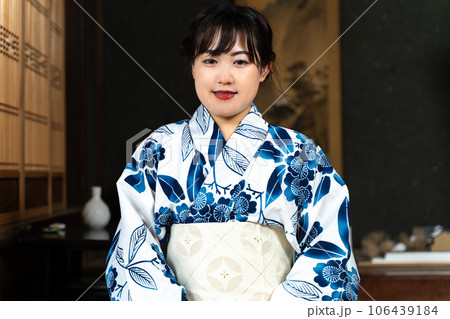 畳の上に座る浴衣の女性 畳の上に座る浴衣の女性 106439184