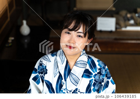 畳の上に座る浴衣の女性 106439185