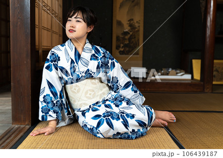畳の上に座る浴衣の女性 106439187