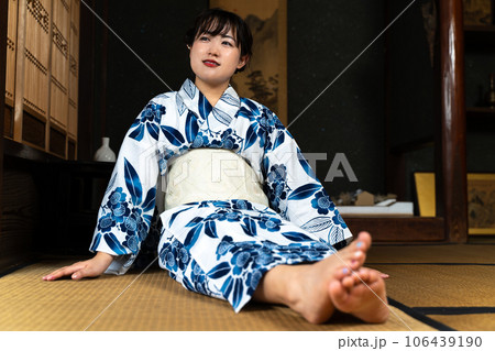 畳の上に座る浴衣の女性 畳の上に座る浴衣の女性 106439190