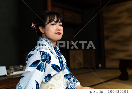 畳の上に座る浴衣の女性 106439191