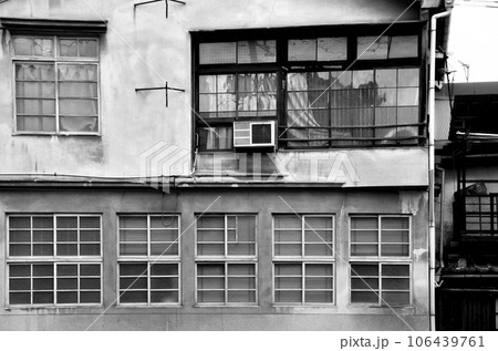 ノスタルジーで古いアンティークな古民家や廃屋 106439761