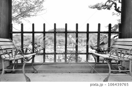 ノスタルジーで古いアンティークな古民家や廃屋 106439765