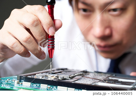 コンピューターを分解修理する男性スタッフ　セッティング　メンテナンス　イメージ 106440005