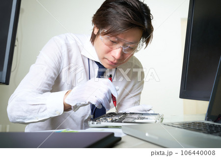 コンピューターのメンテナンスをする男性スタッフ　セッティング　キッティング　イメージ 106440008