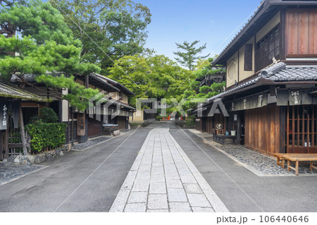 今宮神社 東門付近 新緑の季節 あぶり餅の店が並び合う(京都市北区紫野今宮町) 今宮神社 東門付近 新緑の季節 あぶり餅の店が並び合う(京都市北区紫野今宮町) 106440646
