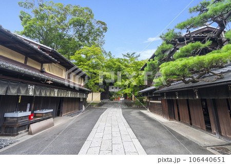 今宮神社　東門付近　新緑の季節　あぶり餅の店が並び合う（京都市北区紫野今宮町） 106440651