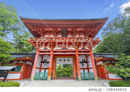今宮神社　楼門　新緑の季節（京都市北区紫野今宮町） 106440658