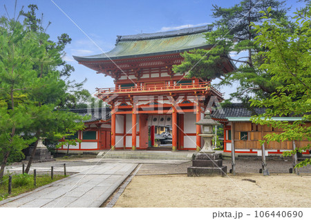 今宮神社　楼門　新緑の季節（京都市北区紫野今宮町） 106440690