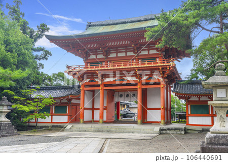 今宮神社　楼門　新緑の季節（京都市北区紫野今宮町） 106440691