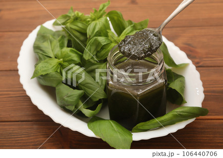 バジルとバジルソース 106440706