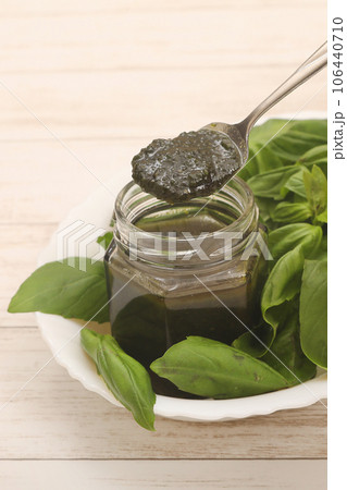 バジルとバジルソース 106440710