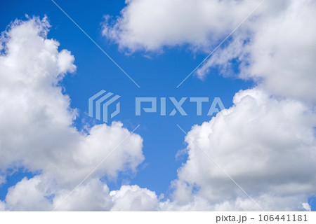 青空に浮かぶ白い雲「風景・背景素材」 青空に浮かぶ白い雲「風景・背景素材」 106441181