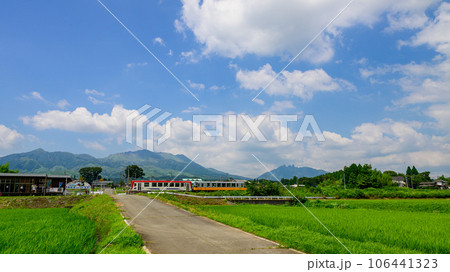 夏空と阿蘇山を背景に田園風景に映える鉄道風景（全線開通）南阿蘇鉄道 106441323