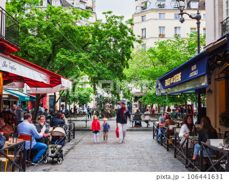 休日のパリ　マルシェ・サント・カトリーヌ広場　※一部ソフトフォーカス 106441631
