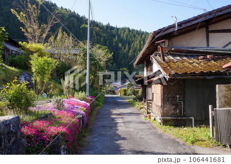 妻籠宿～三留野宿の間を通る旧中山道の風景【長野県木曽郡】の写真素材