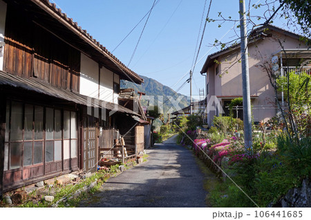 妻籠宿～三留野宿の間を通る旧中山道の風景【長野県木曽郡】の写真素材