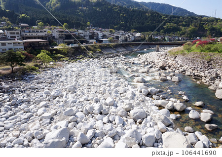 【長野県木曽郡】南木曽地区を流れる木曽川の風景 106441690