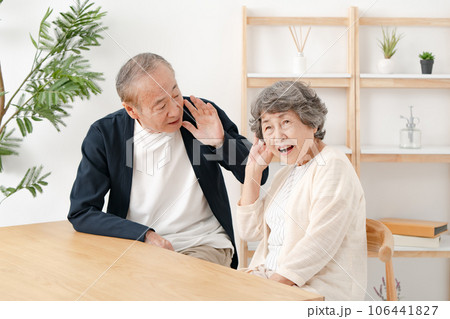 難聴　聞こえない　シニア 106441827