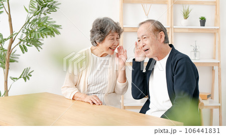 難聴　聞こえない　シニア 106441831