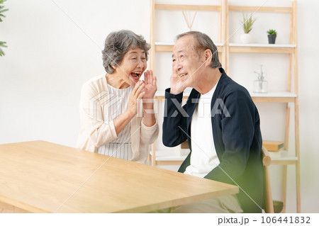 難聴　聞こえない　シニア 106441832