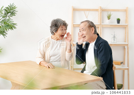 難聴　聞こえない　シニア 106441833