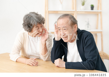 難聴　聞こえない　シニア 106441835