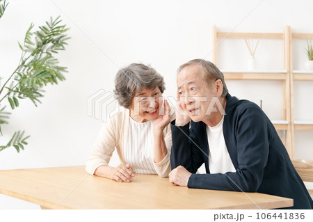 難聴　聞こえない　シニア 106441836