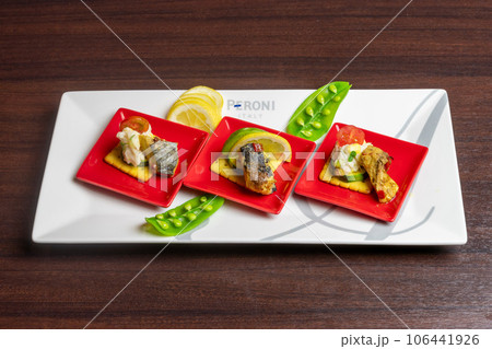 魚肉のクラッカー乗せ 106441926