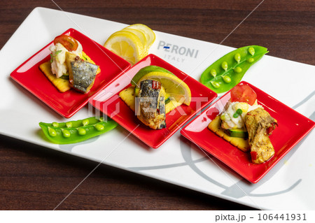 魚肉のクラッカー乗せ 106441931