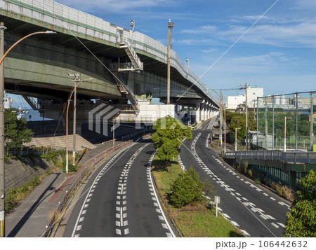 大和川沿いを走る阪神高速道路と幹線道路 106442632
