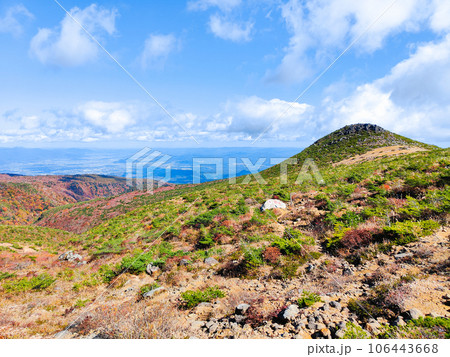秋の安達太良山登山:峰の辻付近から福島市方面の眺め 秋の安達太良山登山:峰の辻付近から福島市方面の眺め 106443668