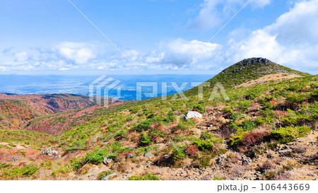 秋の安達太良山登山:峰の辻付近から福島市方面の眺め 秋の安達太良山登山:峰の辻付近から福島市方面の眺め 106443669