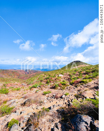 秋の安達太良山登山：峰の辻付近から福島市方面の眺め 106443671