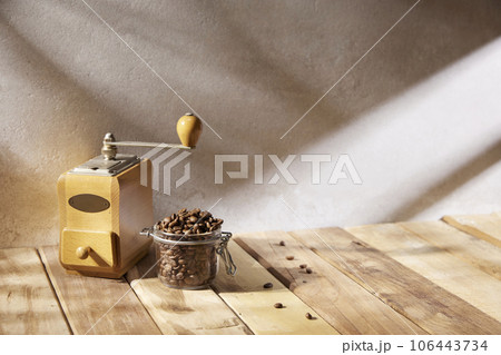 Various props with an autumn atmosphere in the warm afternoon sunlight. 106443734