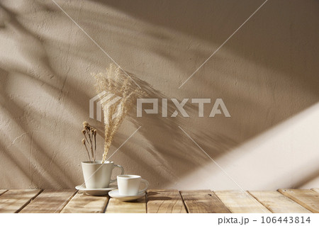 Various props with an autumn atmosphere in the warm afternoon sunlight. 106443814