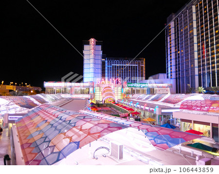 ラスベガス　バリーズホテル前の華やかな風景 106443859